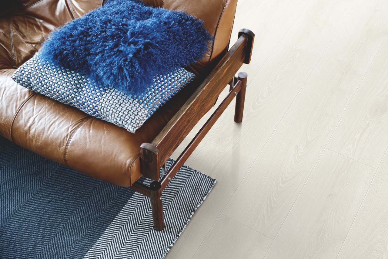 Ламинат Pergo Skara Pro 12 Дуб Морозный белый L1250-03866 1380×190×12 фото в интерьере